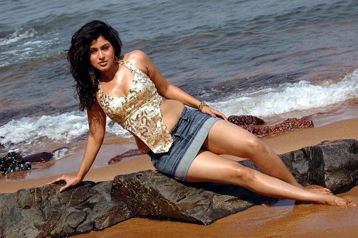 Sheryl Pinto hot legs