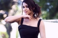 Charmy Kaur hot legs and thys wallpaper