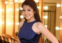 Hot Actress Anushka Sharma smiling wallpapers in hd.