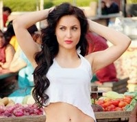 Hot Actress Elli Avram in Mickey Virus