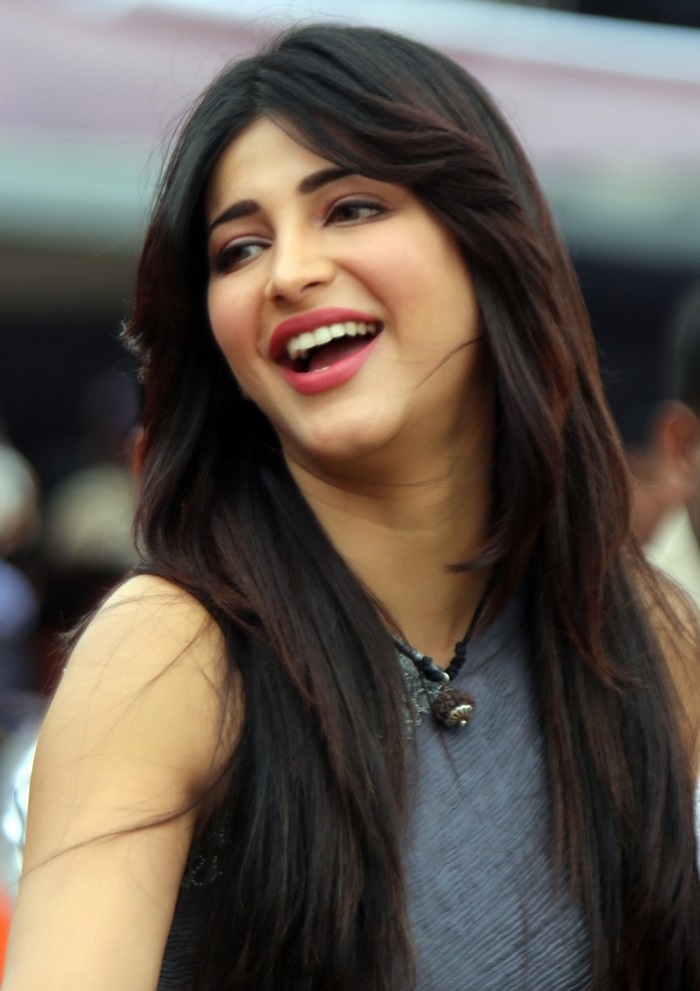 Actress Shruti Haasan cute smile wallpaper.