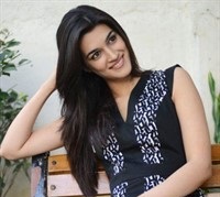 kriti Sanan cute look wallpaper