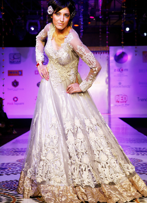 Indian Super Model Jesse Randhawa hot in saree