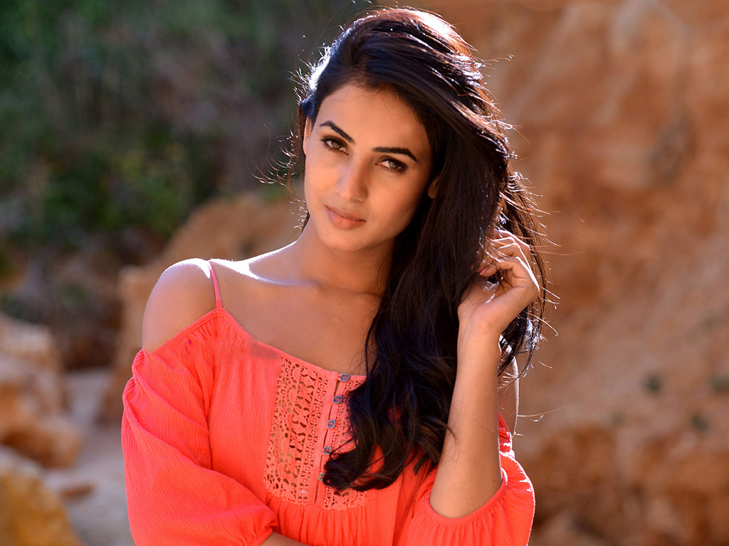 Sonal Chauhan - Bollywood - Actress Wallpapers Download