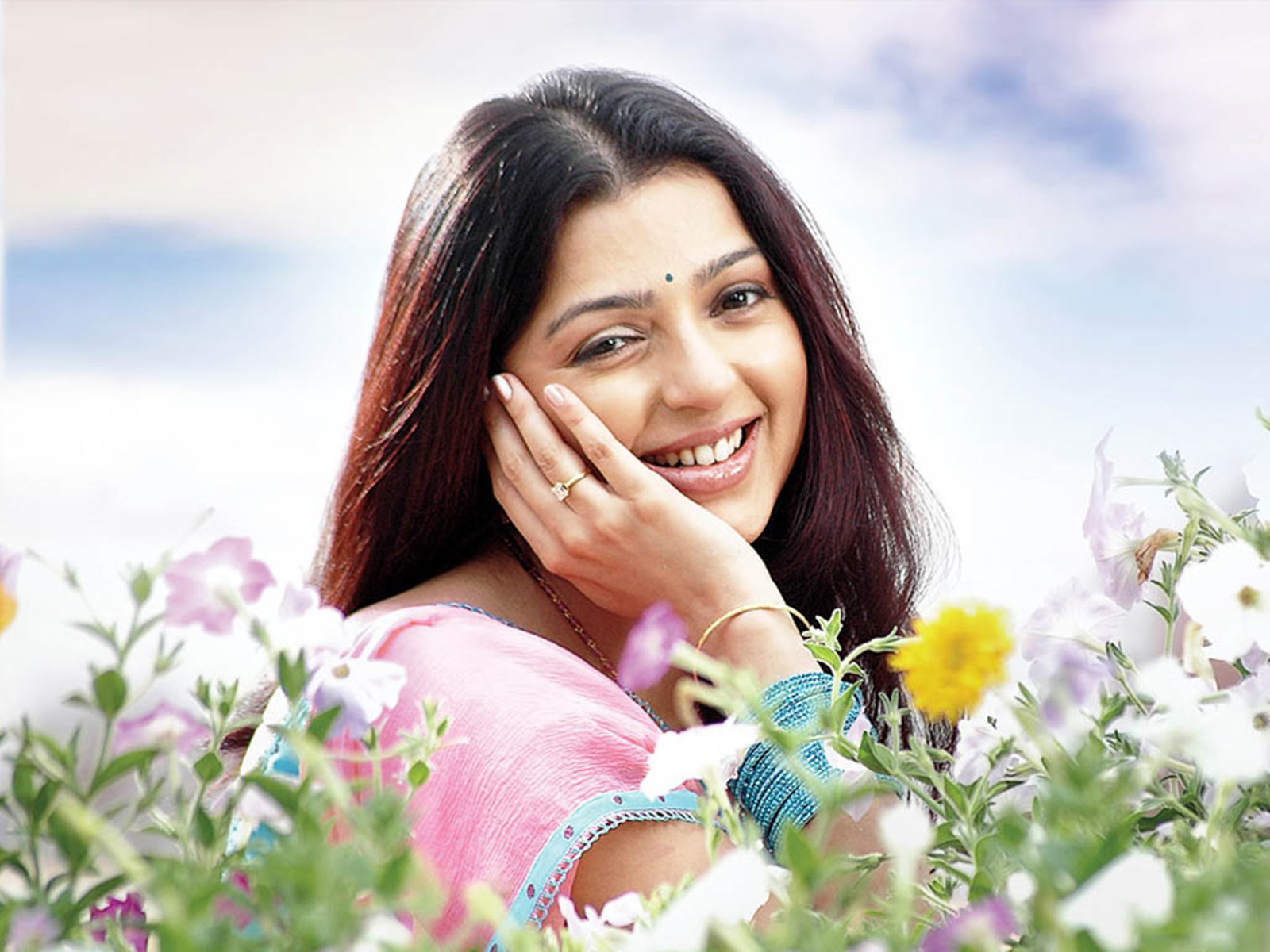 Bhumika chawla smiling face