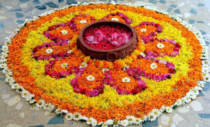 गुलाब और दिये से सजी रंगोली