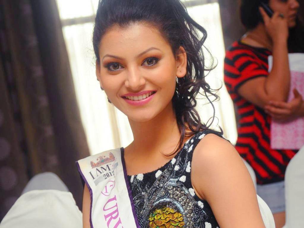 Urvashi Rautela Beautiful Wallpaper