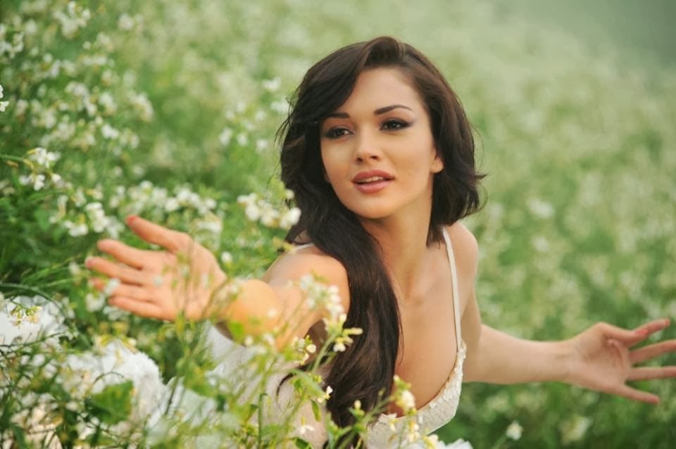 Amy Jackson Hot Wallpaper