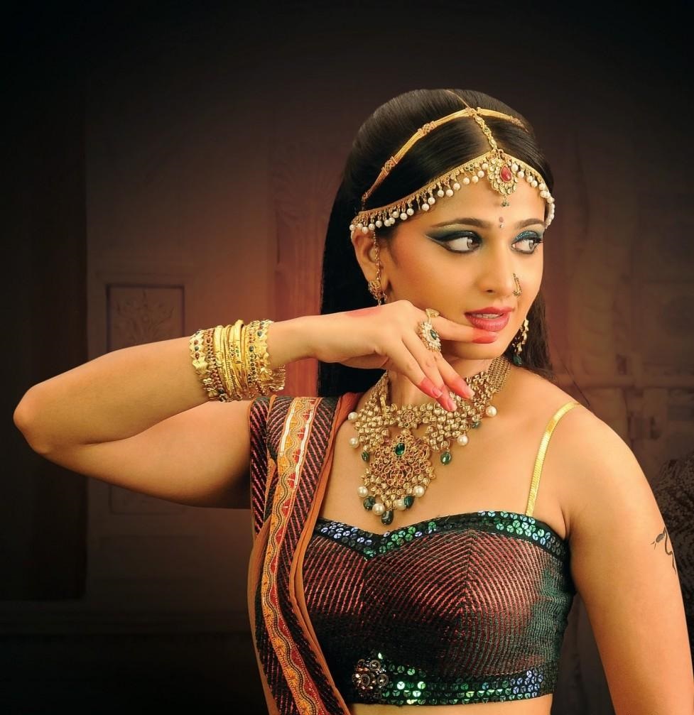 ANUSHKA SHETTY HOT AND SEXY BIKINI IMAGES