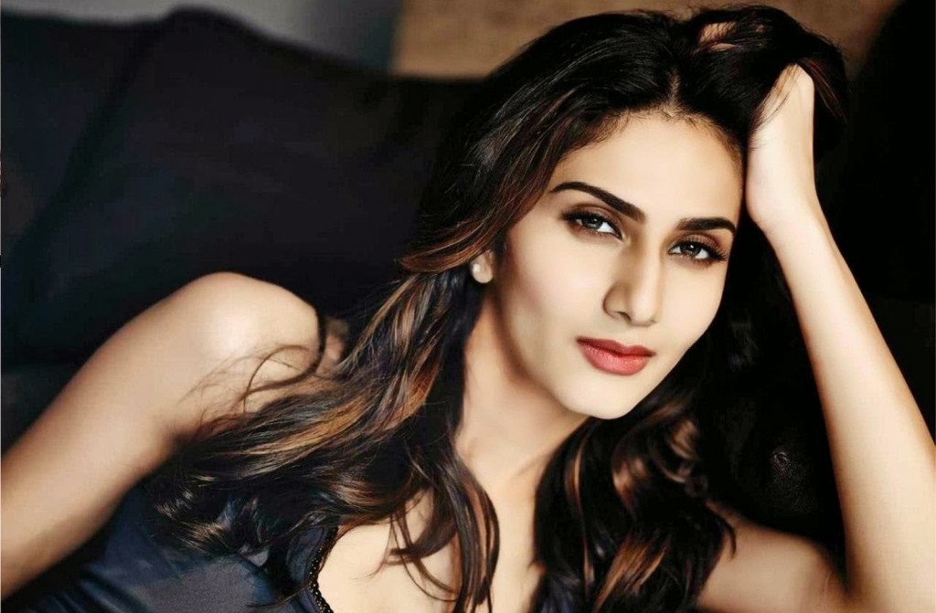 Vaani Kapoor Hot Stunning Pics