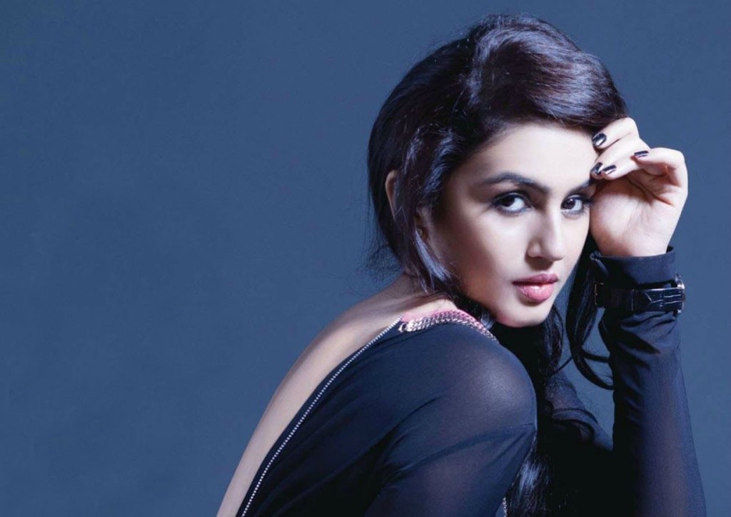 HUMA QURESHI SEXY BEAUTIFUL IMAGES AND WALLPAPERS IN BIKINI