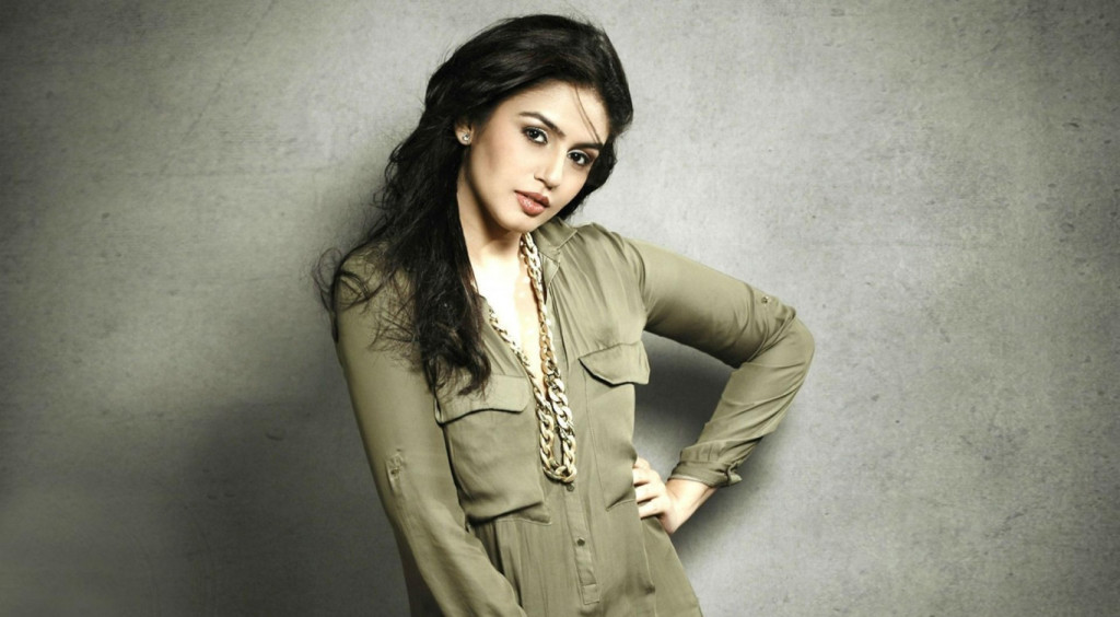 HUMA QURESHI SEXY BEAUTIFUL IMAGES AND WALLPAPERS IN BIKINI