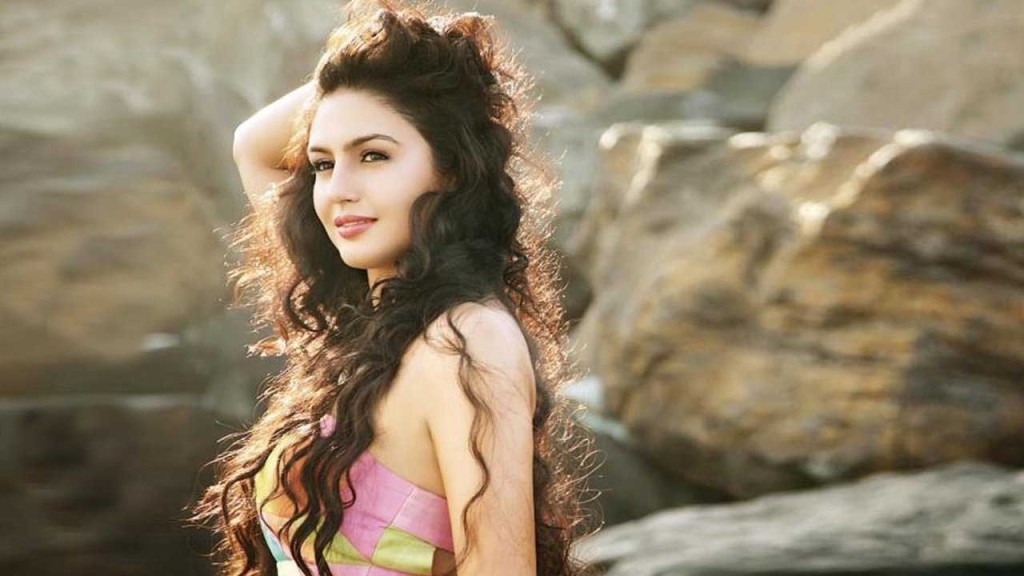 HUMA QURESHI SEXY BEAUTIFUL IMAGES AND WALLPAPERS IN BIKINI