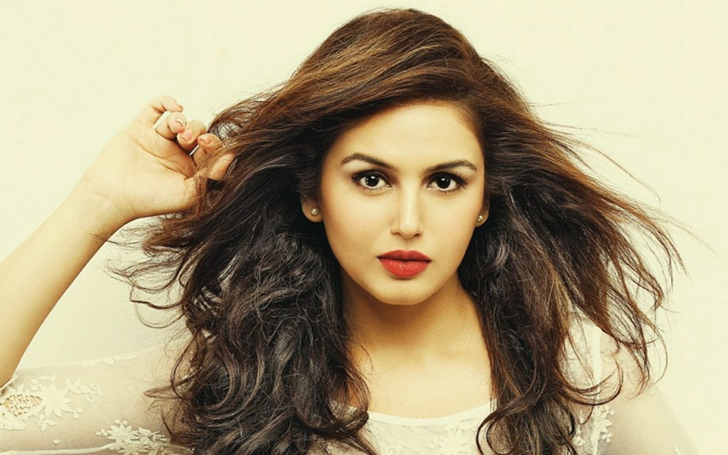 HUMA QURESHI SEXY BEAUTIFUL IMAGES AND WALLPAPERS IN BIKINI