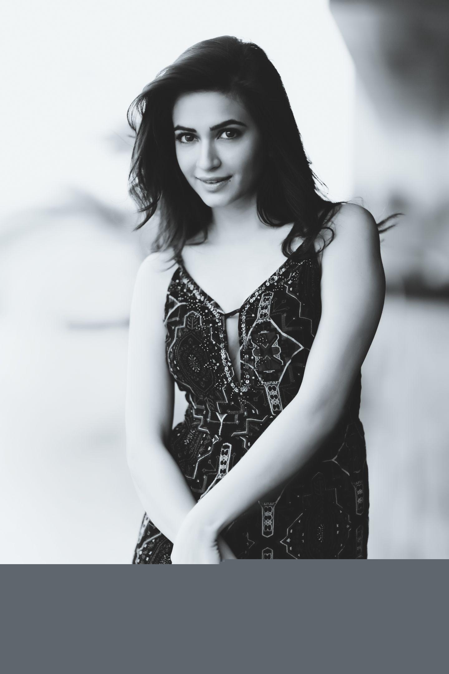 KRITI KHARBANDA HOT BIKINI PHOTOS IMAGES AND WALLPAPERS