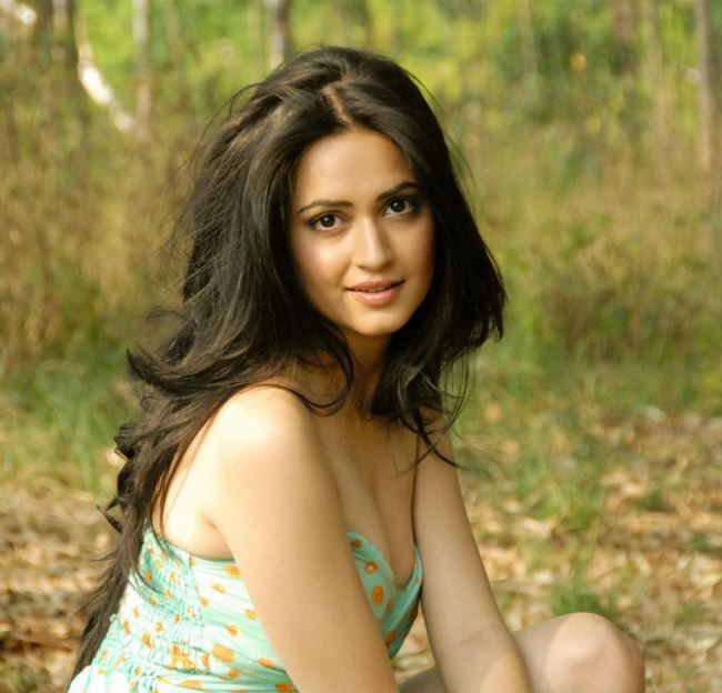 KRITI KHARBANDA HOT BIKINI PHOTOS IMAGES AND WALLPAPERS