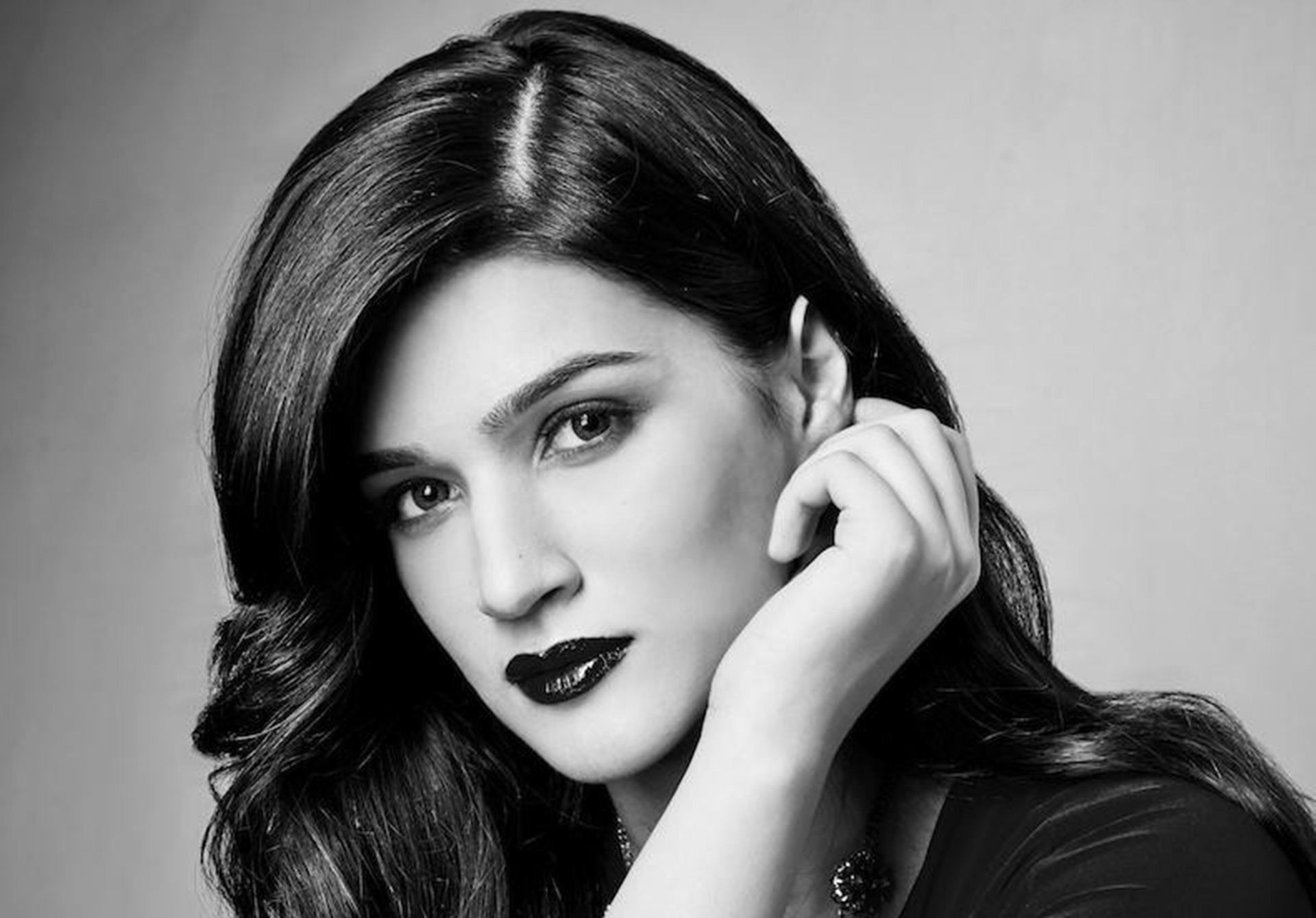 KRITI SANON HOT AND SEXY PHOTOS