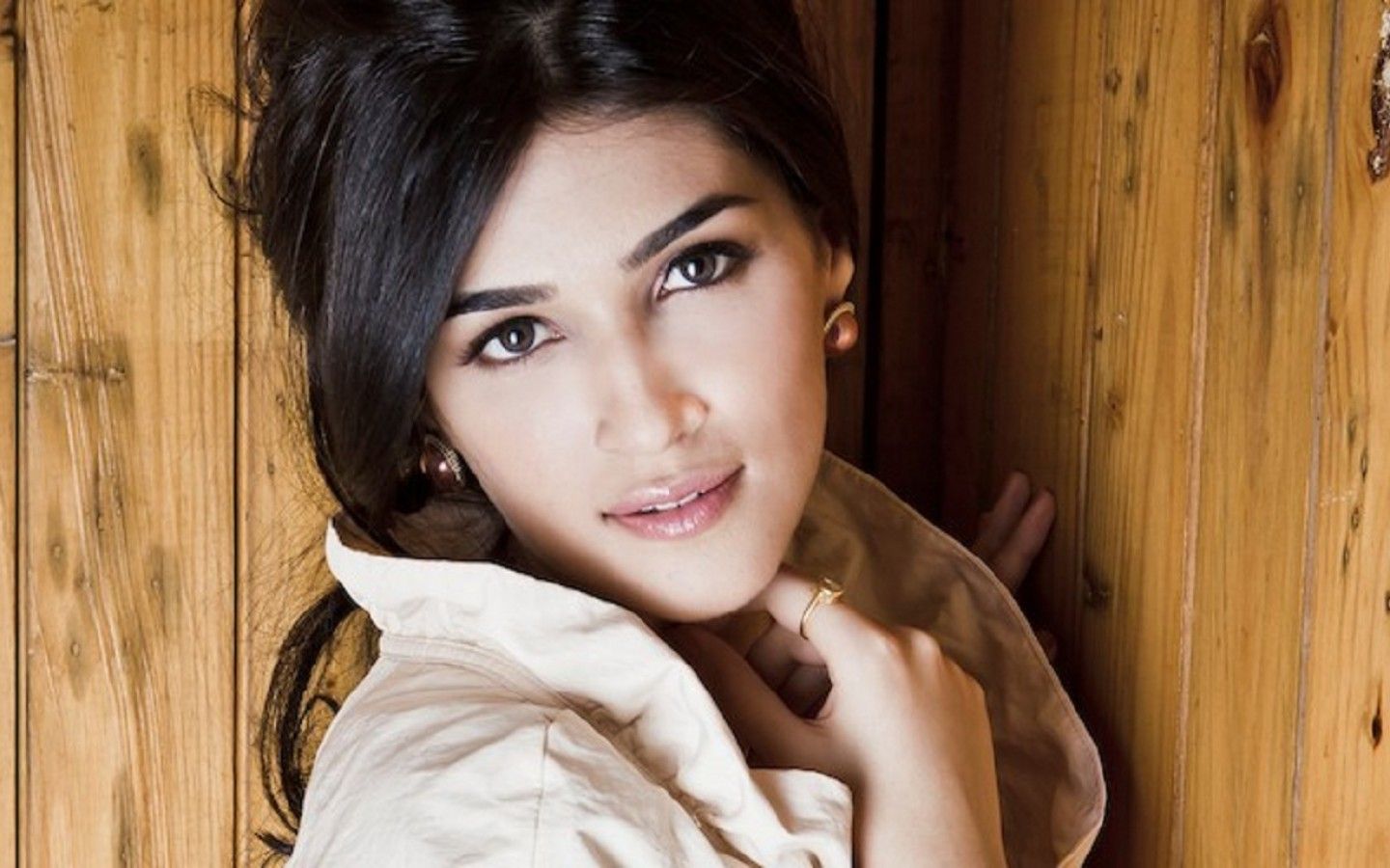 KRITI SANON HOT AND SEXY PHOTOS