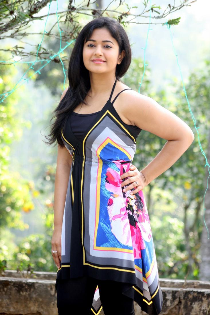 POONAM BAJWA TOPLESS IMAGES, PHOTOS AND WALLPAPERS