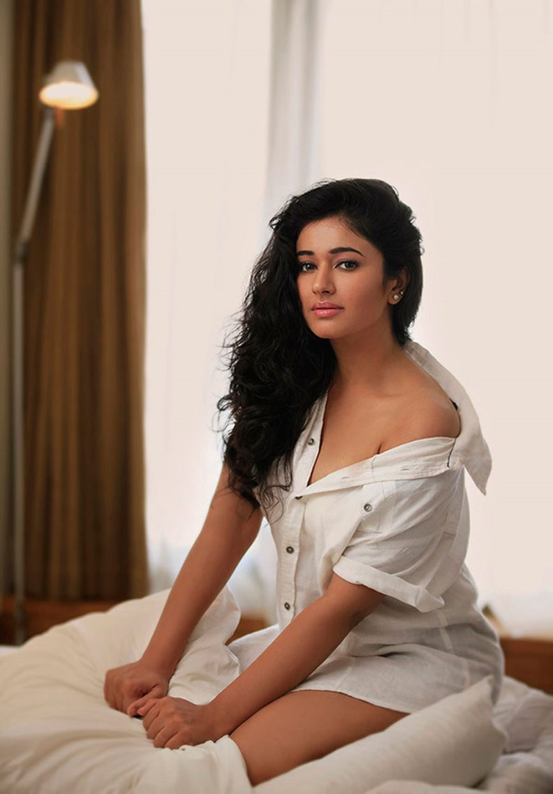 POONAM BAJWA TOPLESS IMAGES, PHOTOS AND WALLPAPERS