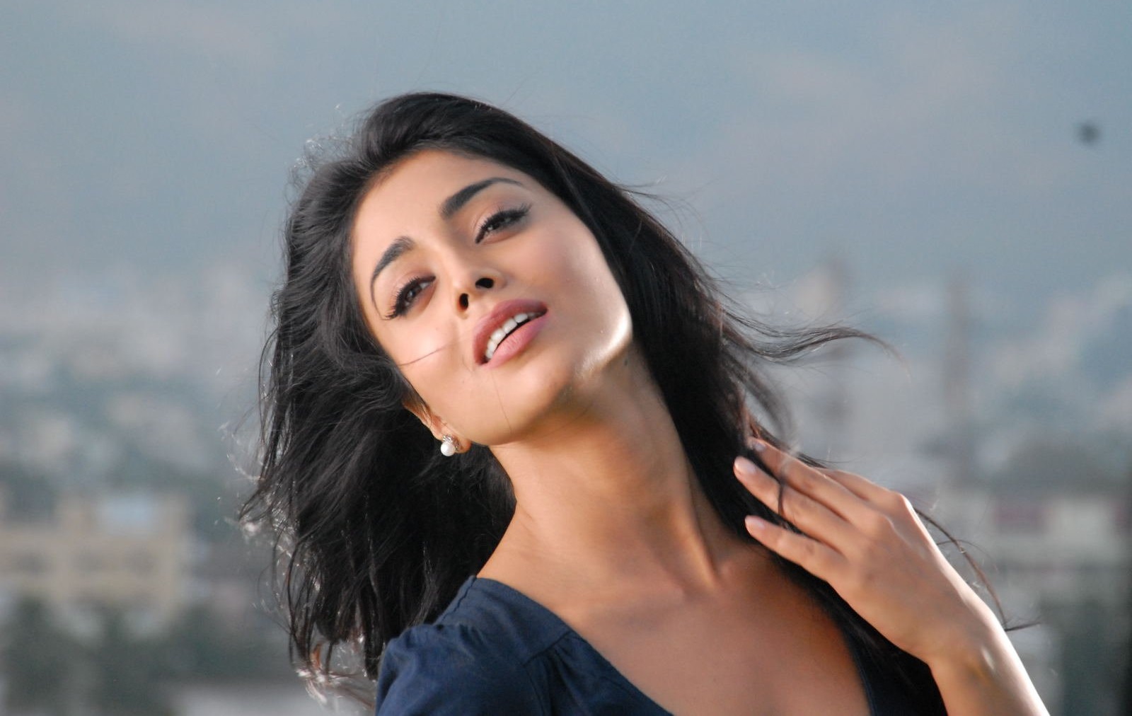 Shriya Saran Seductive Poses
