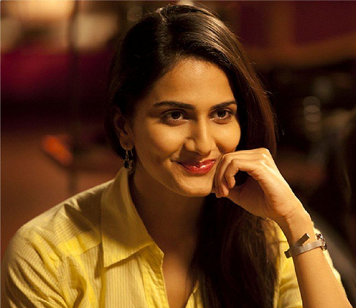 VAANI KAPOOR HOT AND SEXY WALLPAPERS COLLECTION