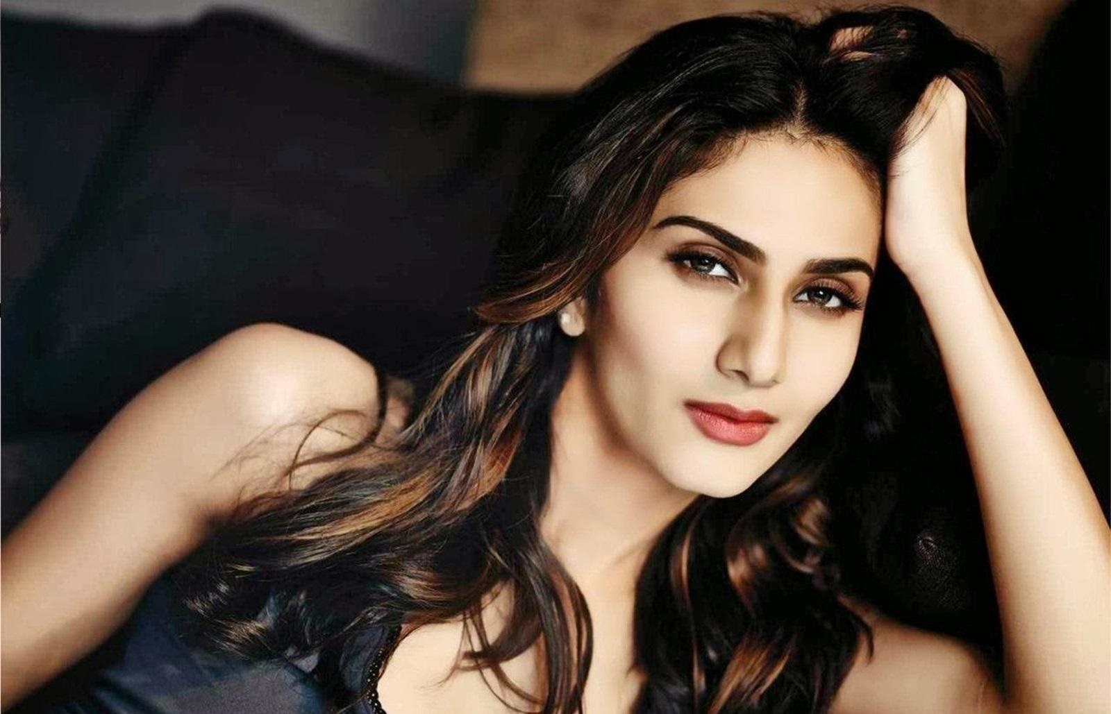 VAANI KAPOOR HOT AND SEXY WALLPAPERS COLLECTION