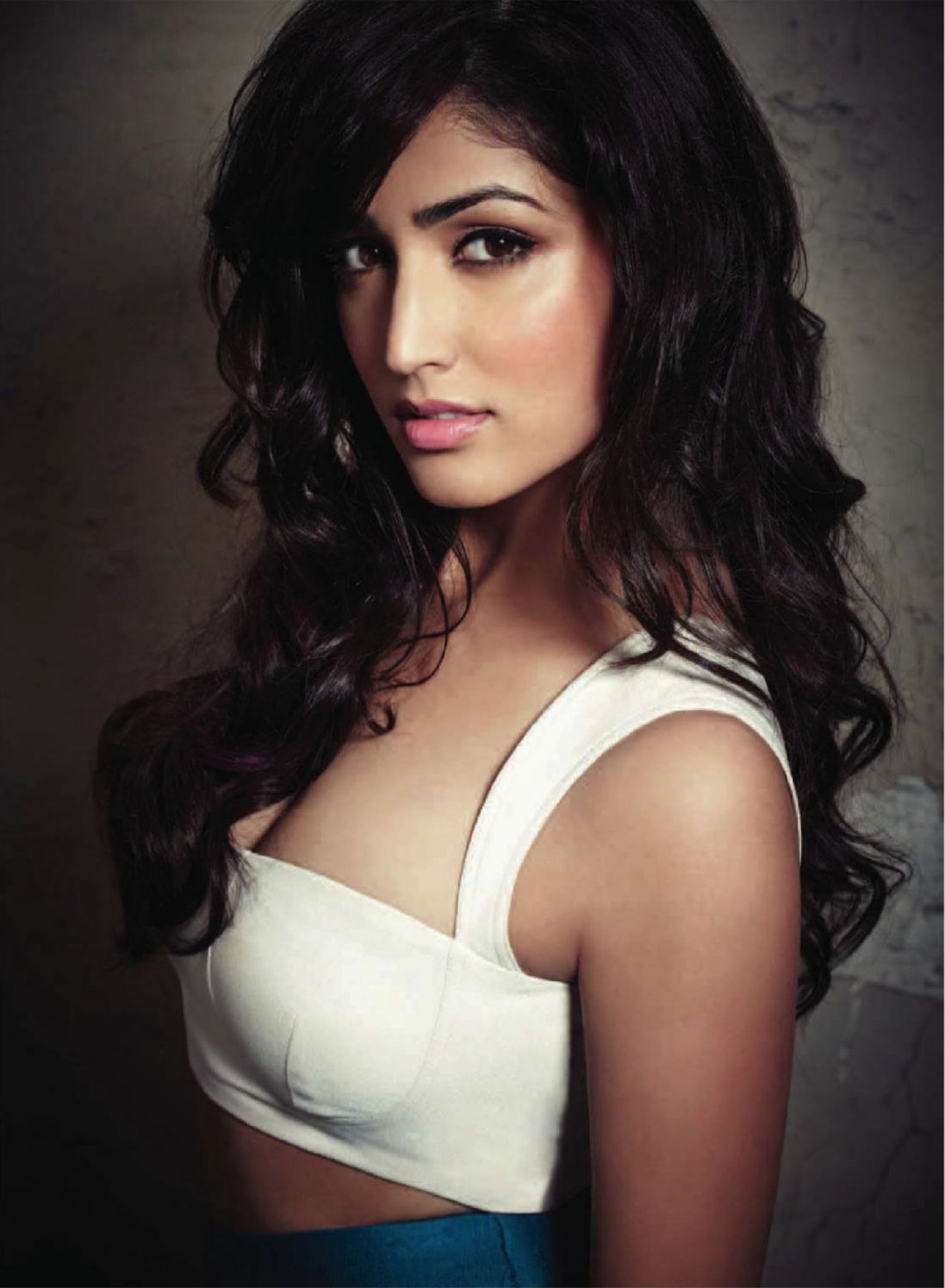 Yami Gautam Flaunting Hot Legs HD Wallpaper