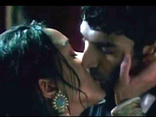 Aditya-Roy-Kapur-and-Shraddha-Kapoor-kiss Aditya-Roy-Kapur-and-Shraddha-Kapoor-kiss