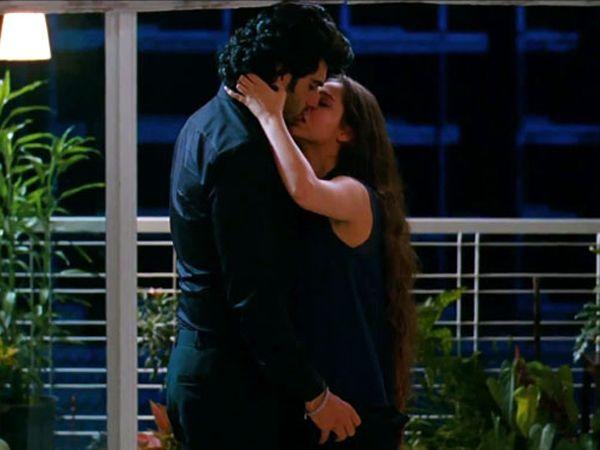 Arjun-Kapoor-and-Sashaa-Agha-kiss Arjun-Kapoor-and-Sashaa-Agha-kiss