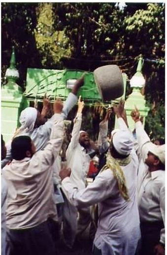 Flying stone in Kamar Ali Darvesh Dargah, Pune