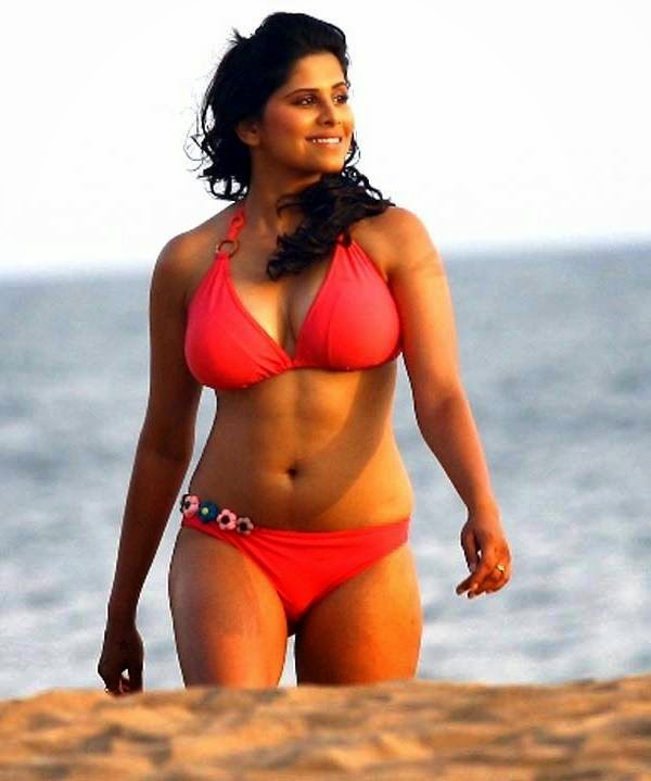 Hot-Bollywood-Actress-In-Bikini