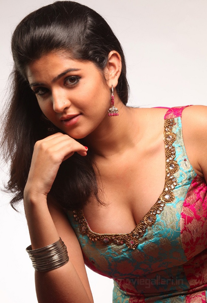 Hot-Cleavages-of-Bollywood-Actress