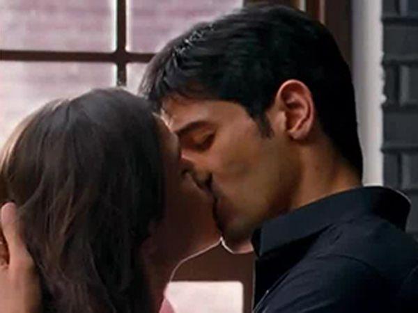 Siddharth-Malhotra-and-Alia-Bhatt-kiss Siddharth-Malhotra-and-Alia-Bhatt-kiss