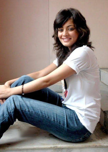 BOLLYWOOD ACTRESS IN SEXY JEANS