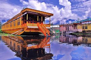 Stay at a houseboat in Srinagar