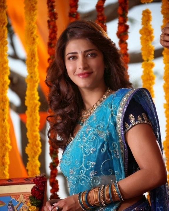 ACTRESS SHRUTHI HASSAN IN SAREE
