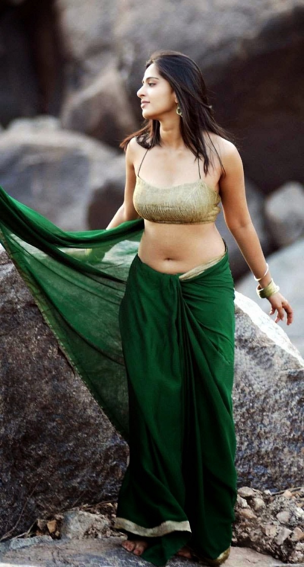 anushka-shetty-hot-in-backless-blouse anushka-shetty-hot-in-backless-blouse