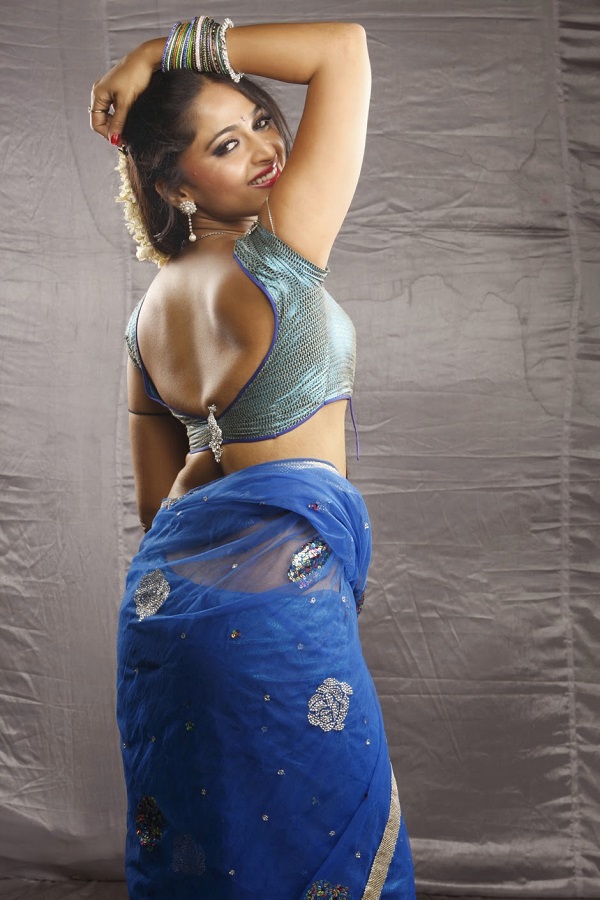 anushka-shetty-hot-in-backless-blouse anushka-shetty-hot-in-backless-blouse