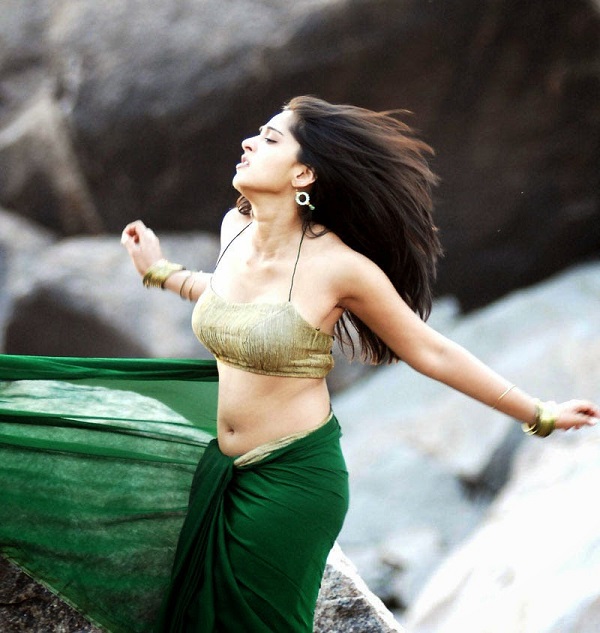 anushka-shetty-hot-in-backless-blouse anushka-shetty-hot-in-backless-blouse