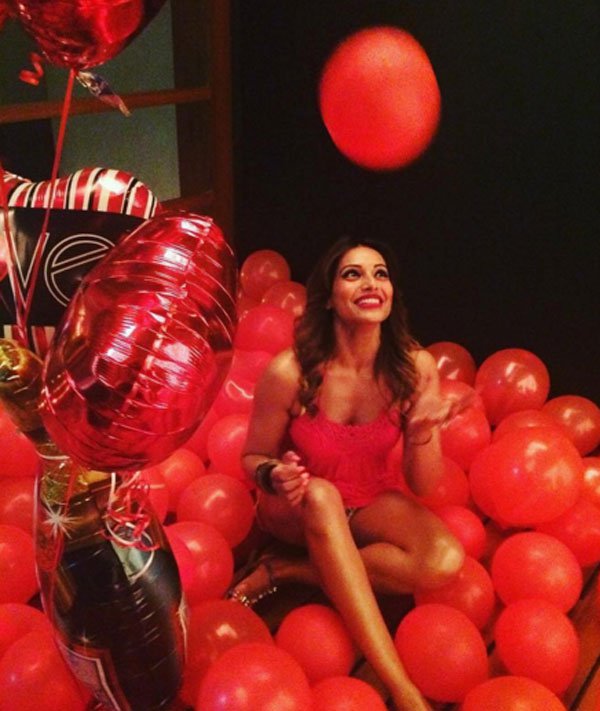 bipasha-basus-wedding-showers bipasha-basus-wedding-showers
