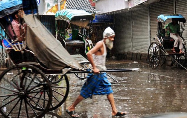 hand-pulled-rickshaws-of-kolkata hand-pulled-rickshaws-of-kolkata