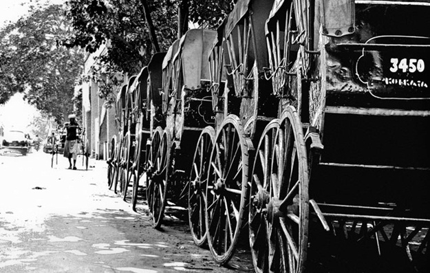 hand-pulled-rickshaws-of-kolkata hand-pulled-rickshaws-of-kolkata