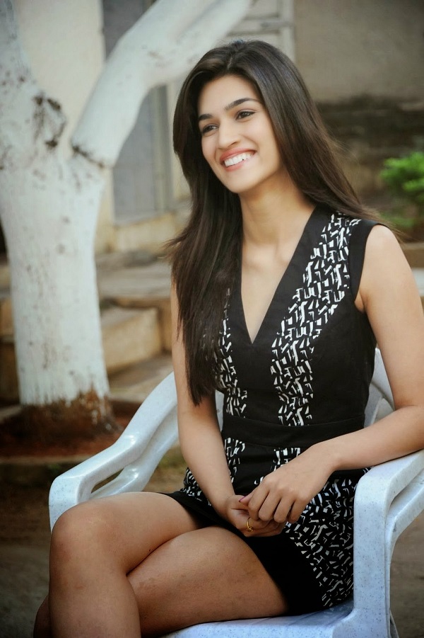 kriti-sanon-hot-and-sexy-thighs-show-hd