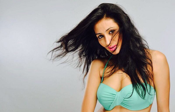 model-urvashi-solanki