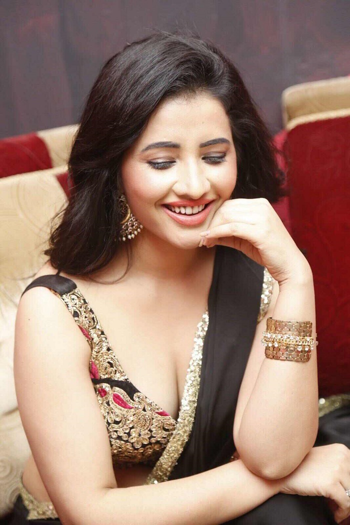 niir-arora-actress-hot-saree-navel-show niir-arora-actress-hot-saree-navel-show