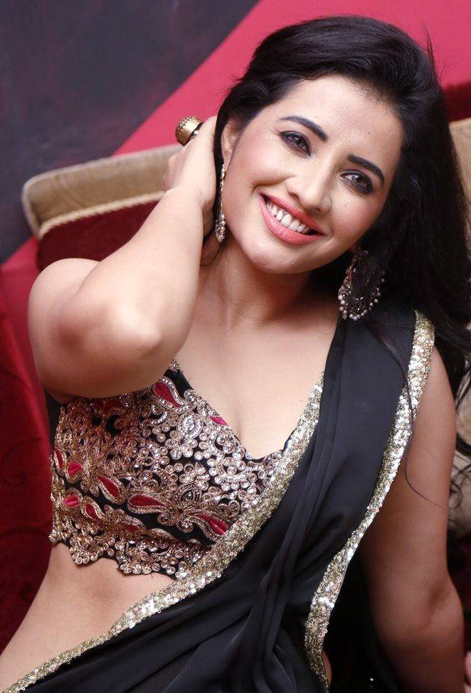 niir-arora-actress-hot-saree-navel-show niir-arora-actress-hot-saree-navel-show