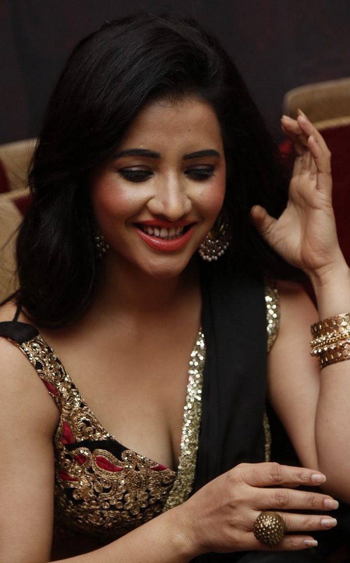 niir-arora-actress-hot-saree-navel-show niir-arora-actress-hot-saree-navel-show