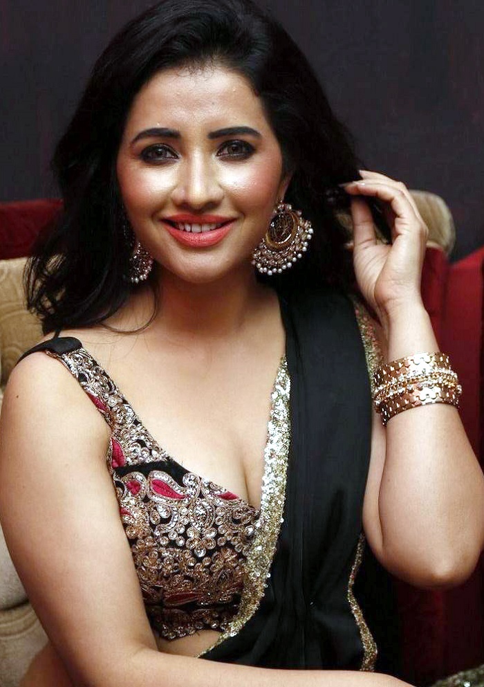 niir-arora-actress-hot-saree-navel-show niir-arora-actress-hot-saree-navel-show