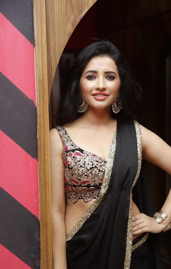 niir-arora-actress-hot-saree-navel-show niir-arora-actress-hot-saree-navel-show